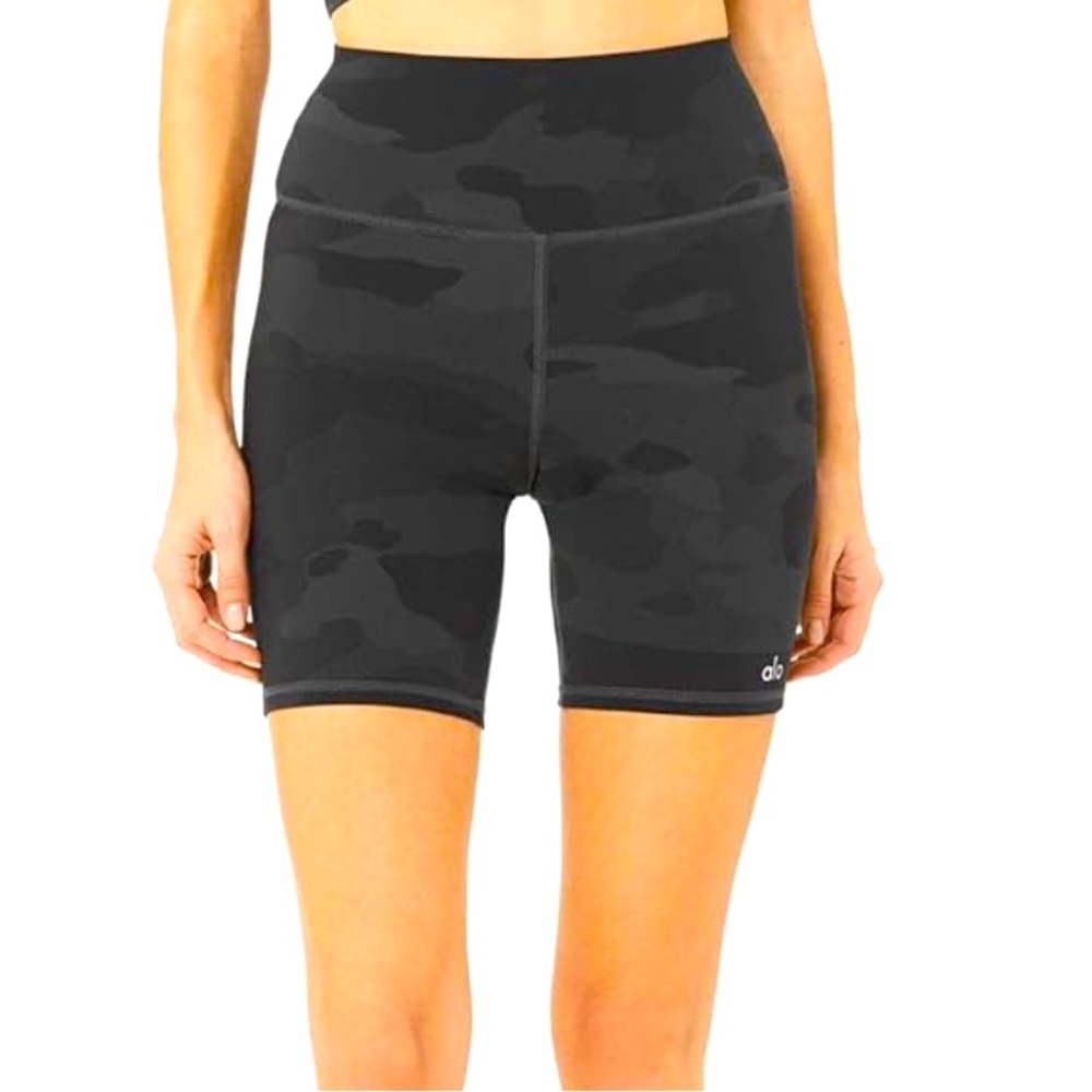 Alo Yoga Women’s short. Vapor